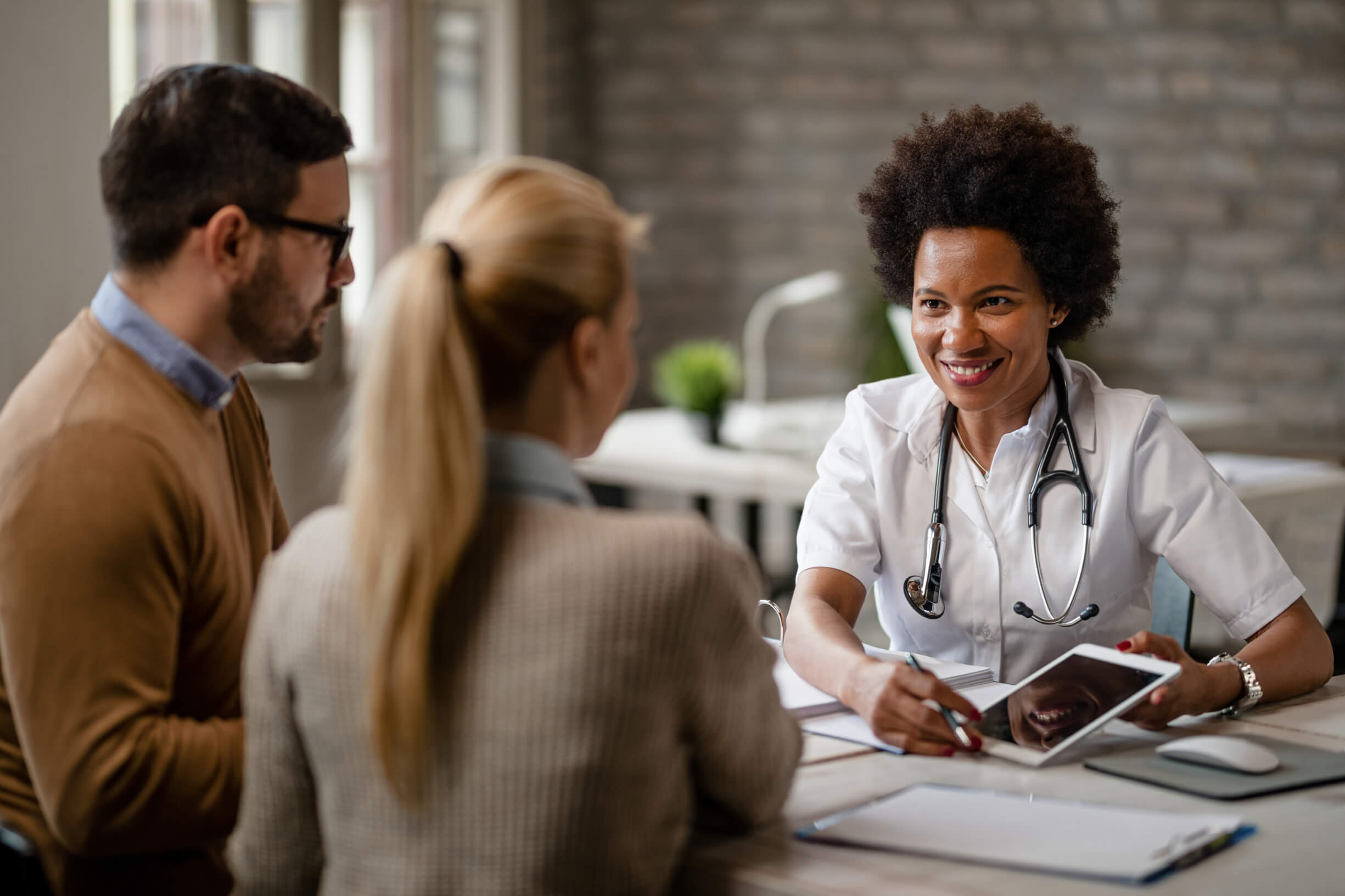 Consulta médica con resultados en tableta