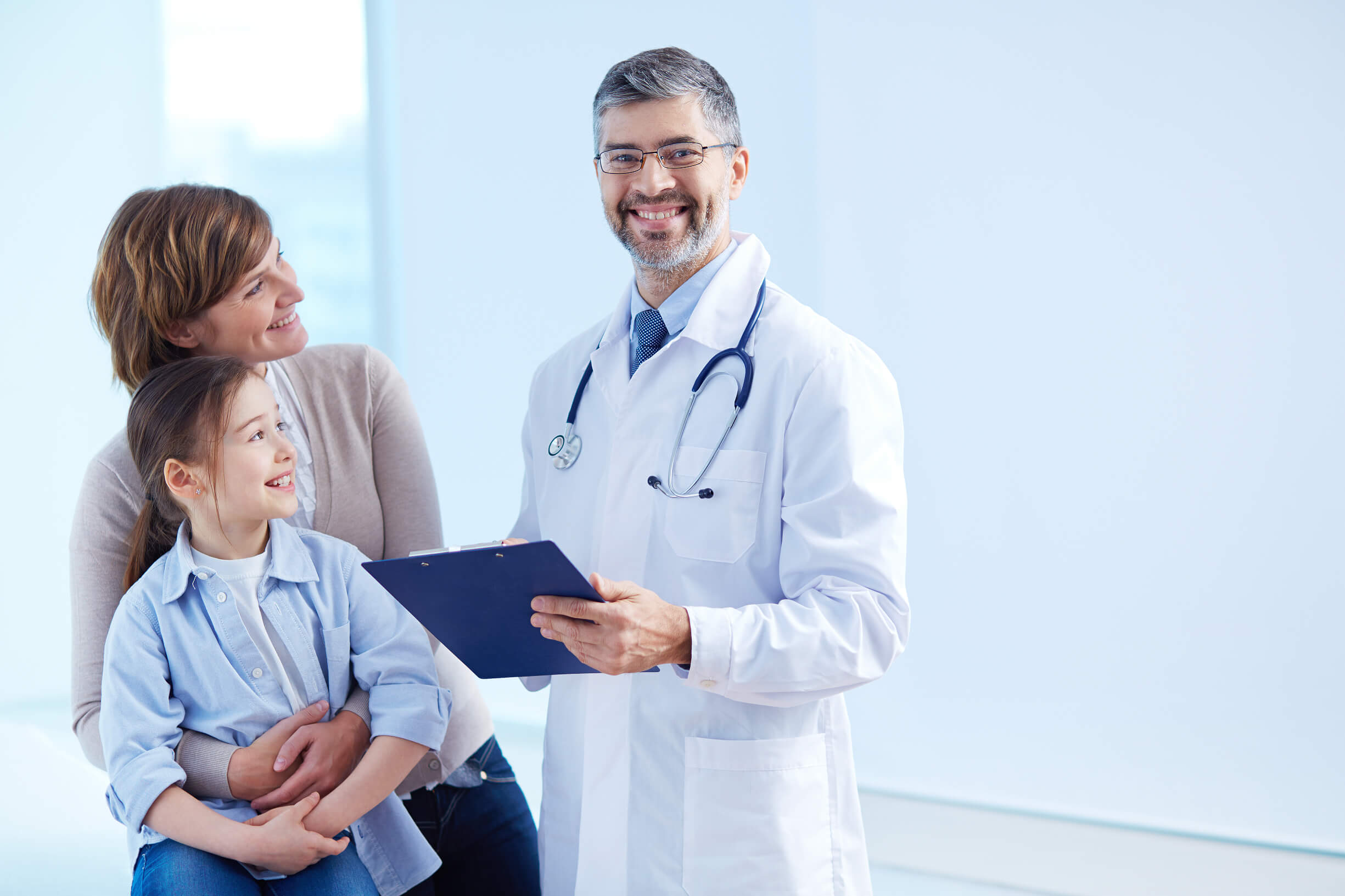 Médico con pacientes en consulta