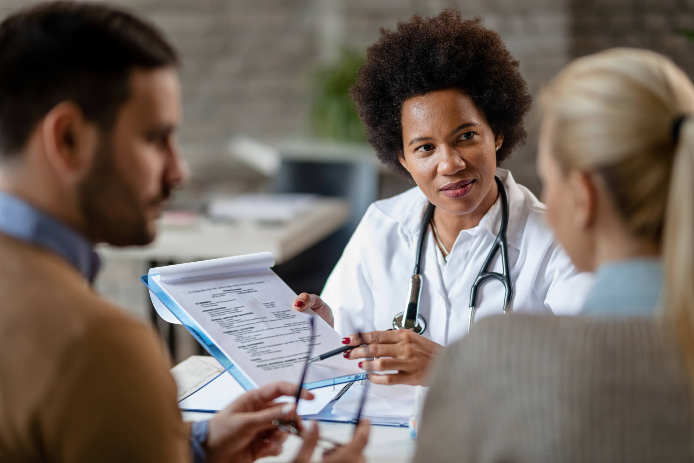 Médica explicando resultados a una pareja